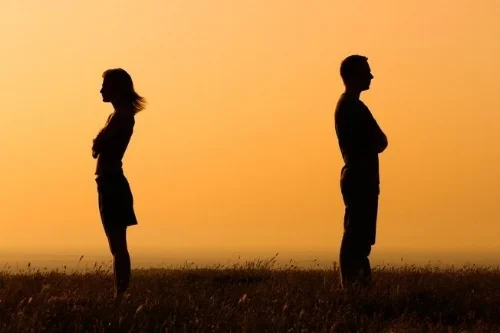 نشوز چیست و اثرات آن در طلاق + معنای نشوز